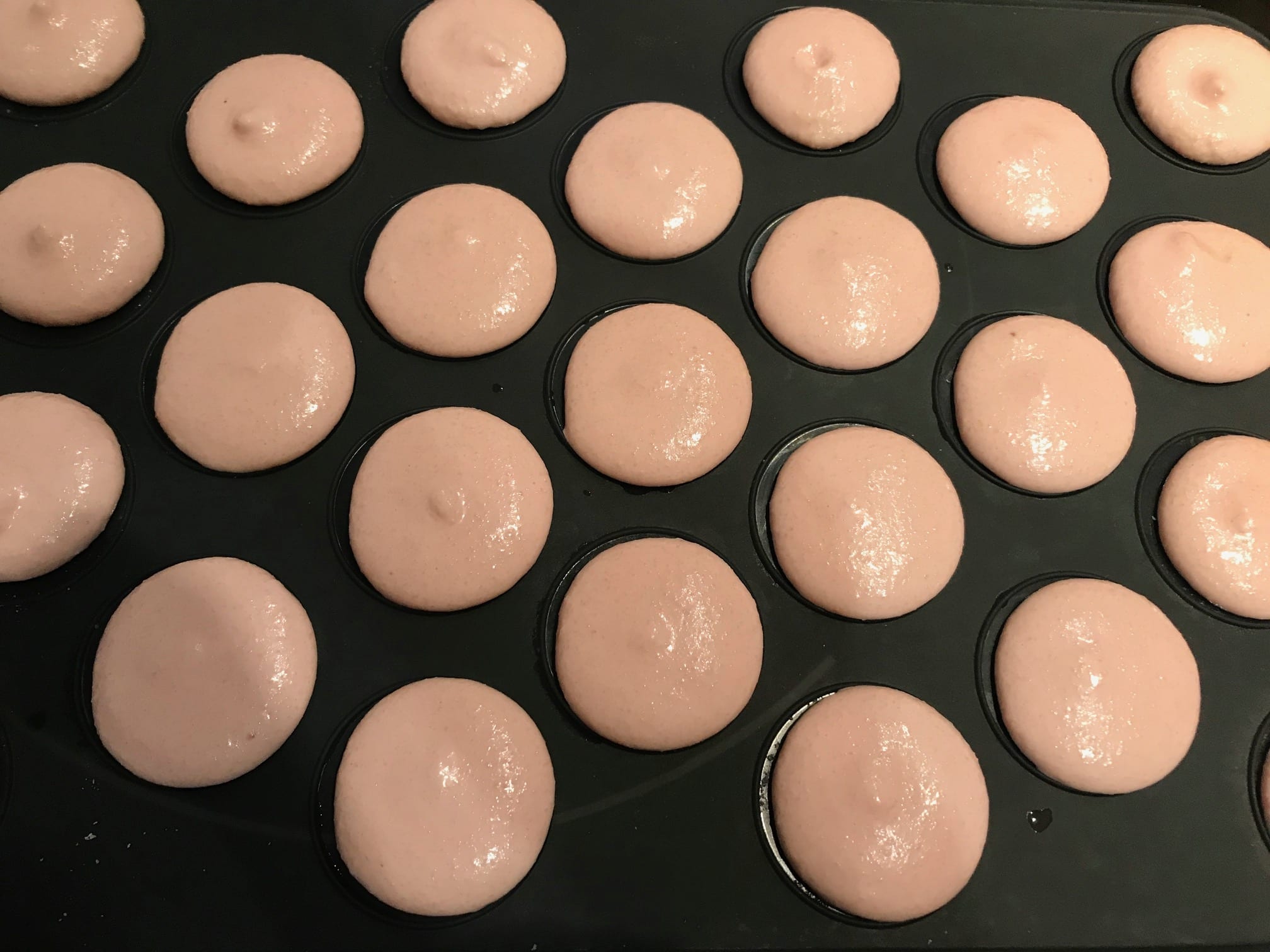 Raspberry-Flavored Macarons : La photo est une représentation de l'étape 10