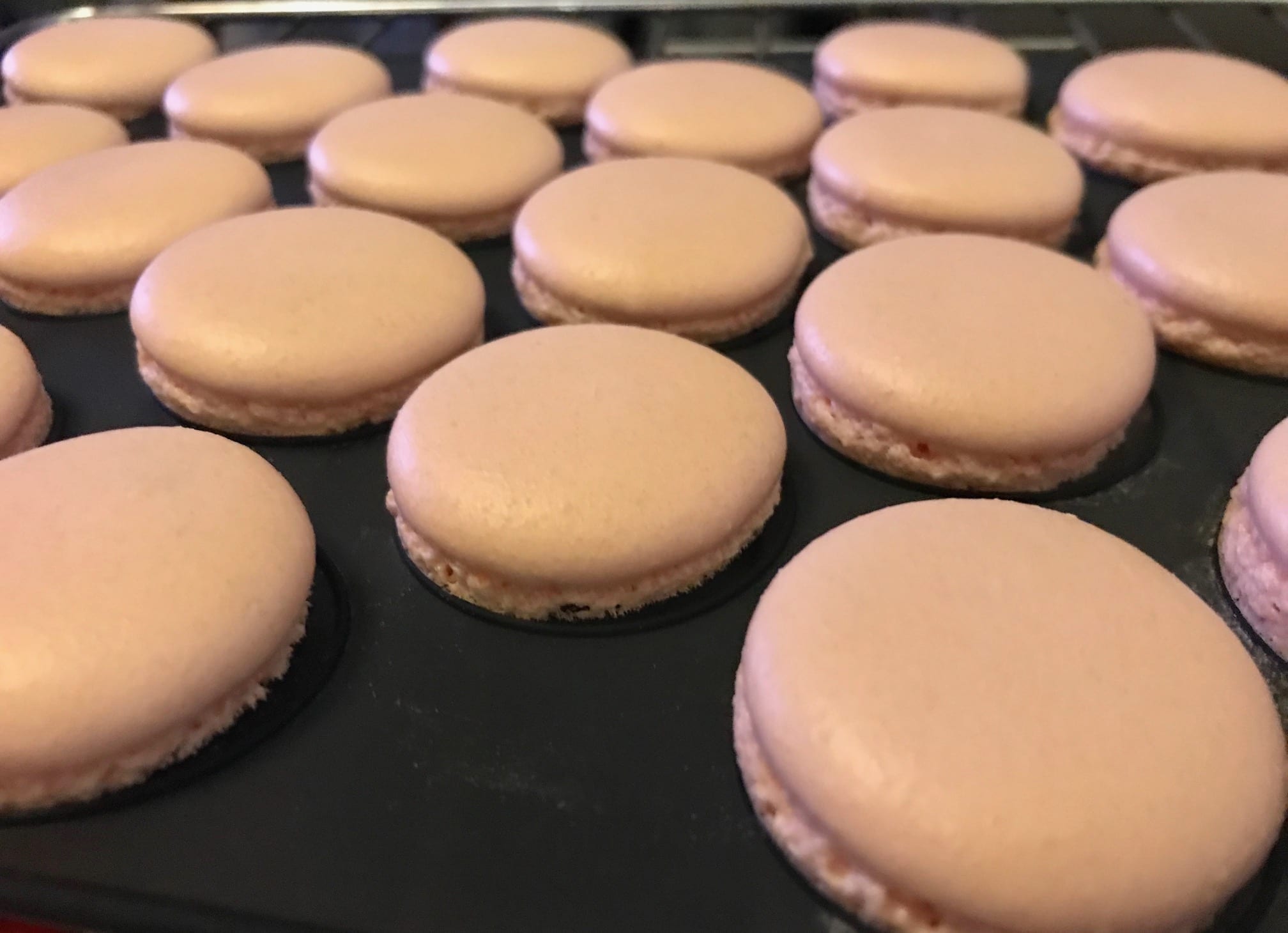 Raspberry-Flavored Macarons : La photo est une représentation de l'étape 11