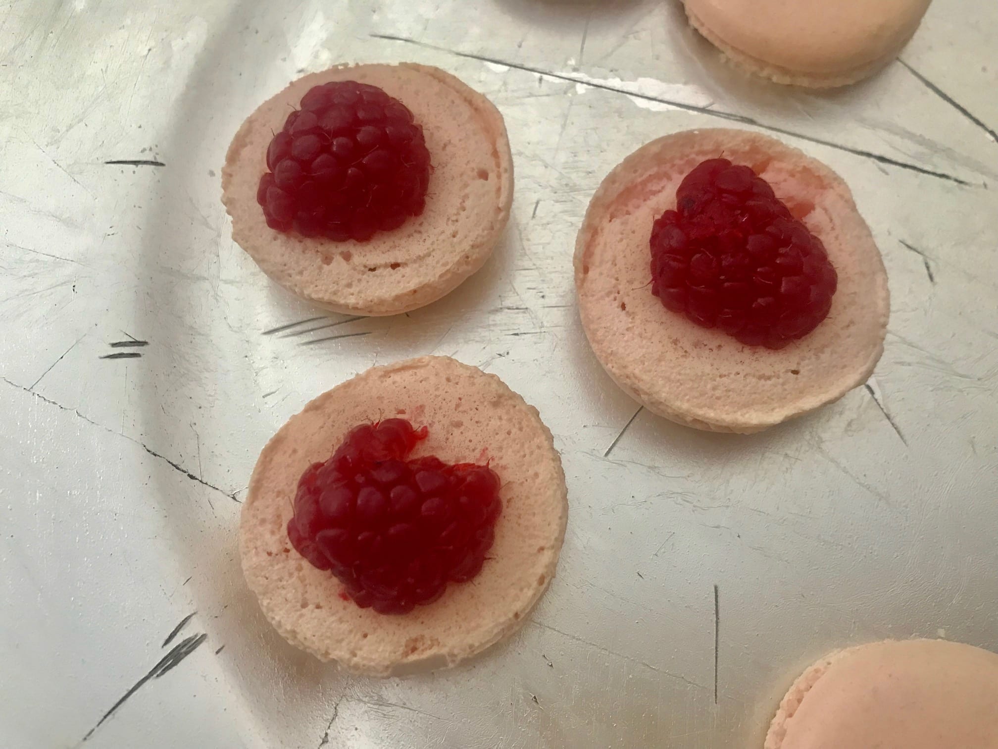 Raspberry-Flavored Macarons : La photo est une représentation de l'étape 16