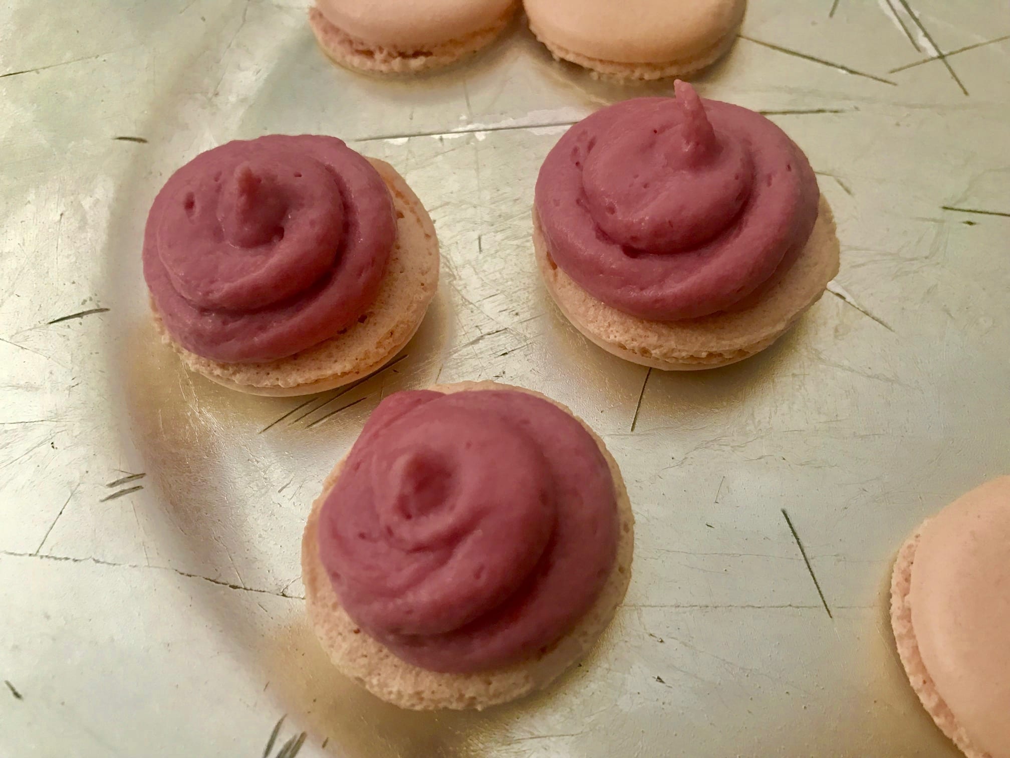 Raspberry-Flavored Macarons : La photo est une représentation de l'étape 17