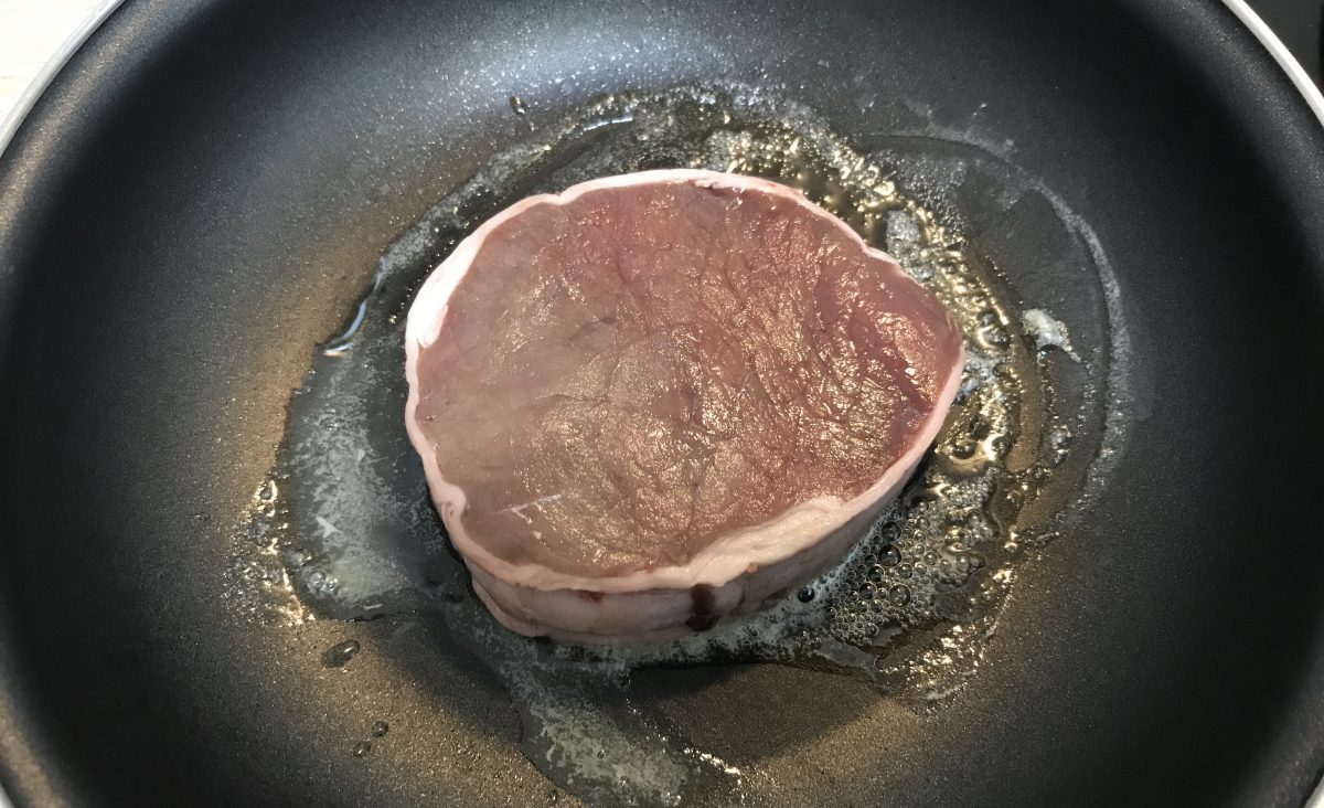 Tournedos de bœuf et son foie gras poêlé, pommes de terre duchesse et sauce au poivre : La photo est une représentation de l'étape 3
