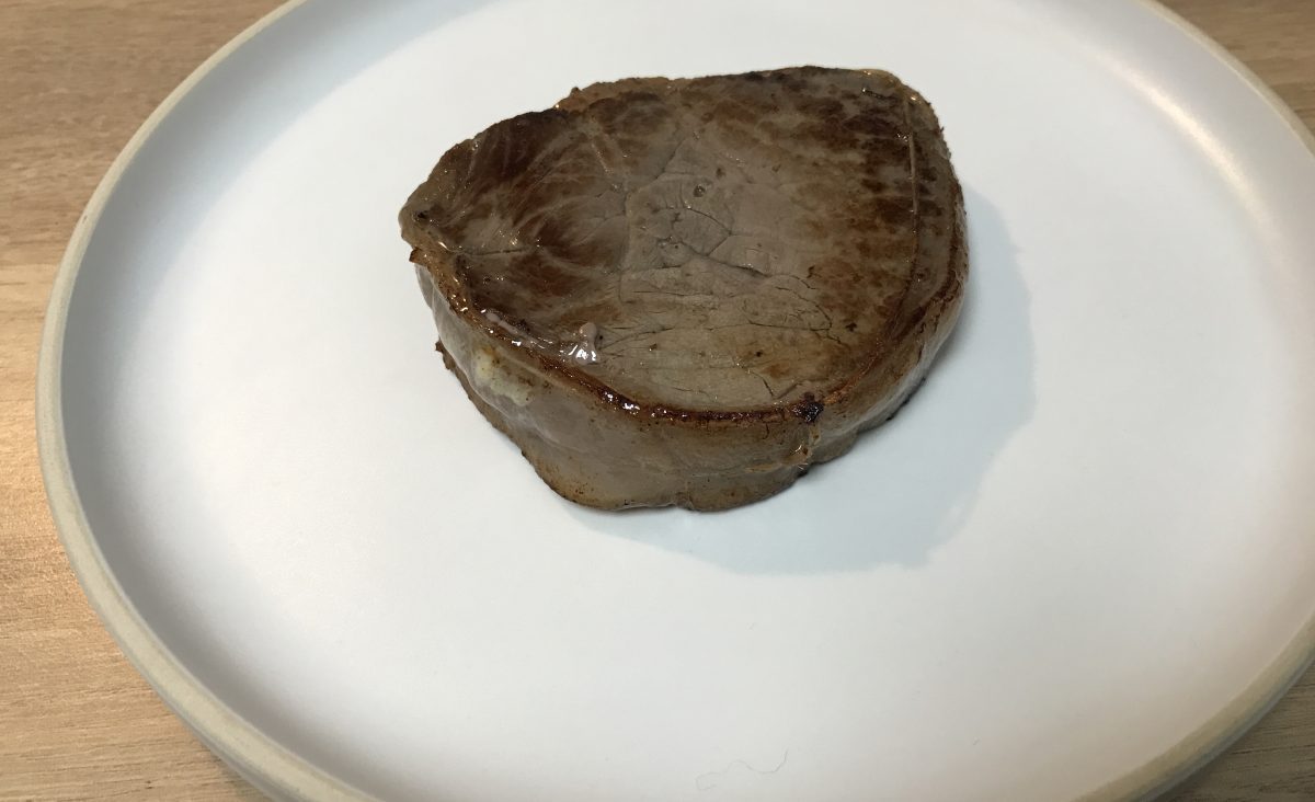 Tournedos de bœuf et son foie gras poêlé, pommes de terre duchesse et sauce au poivre : La photo est une représentation de l'étape 4