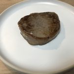 Tournedos de bœuf et son foie gras poêlé, pommes de terre duchesse et sauce au poivre : La photo est une représentation de l'étape 4