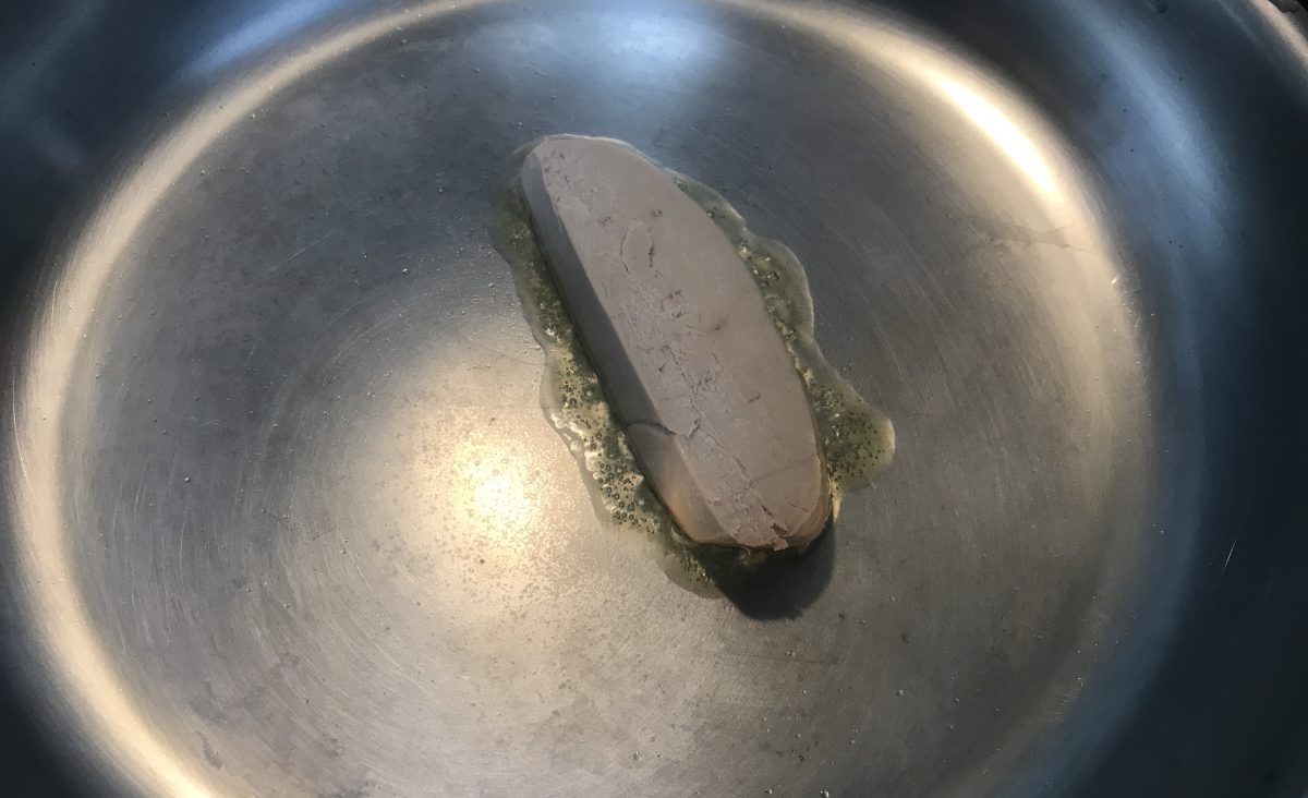 Tournedos de bœuf et son foie gras poêlé, pommes de terre duchesse et sauce au poivre : La photo est une représentation de l'étape 5