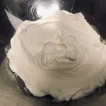 Gâteau de crêpes au caramel à la fleur de sel et à la crème mascarpone vanillée : La photo est une représentation de l'étape 4