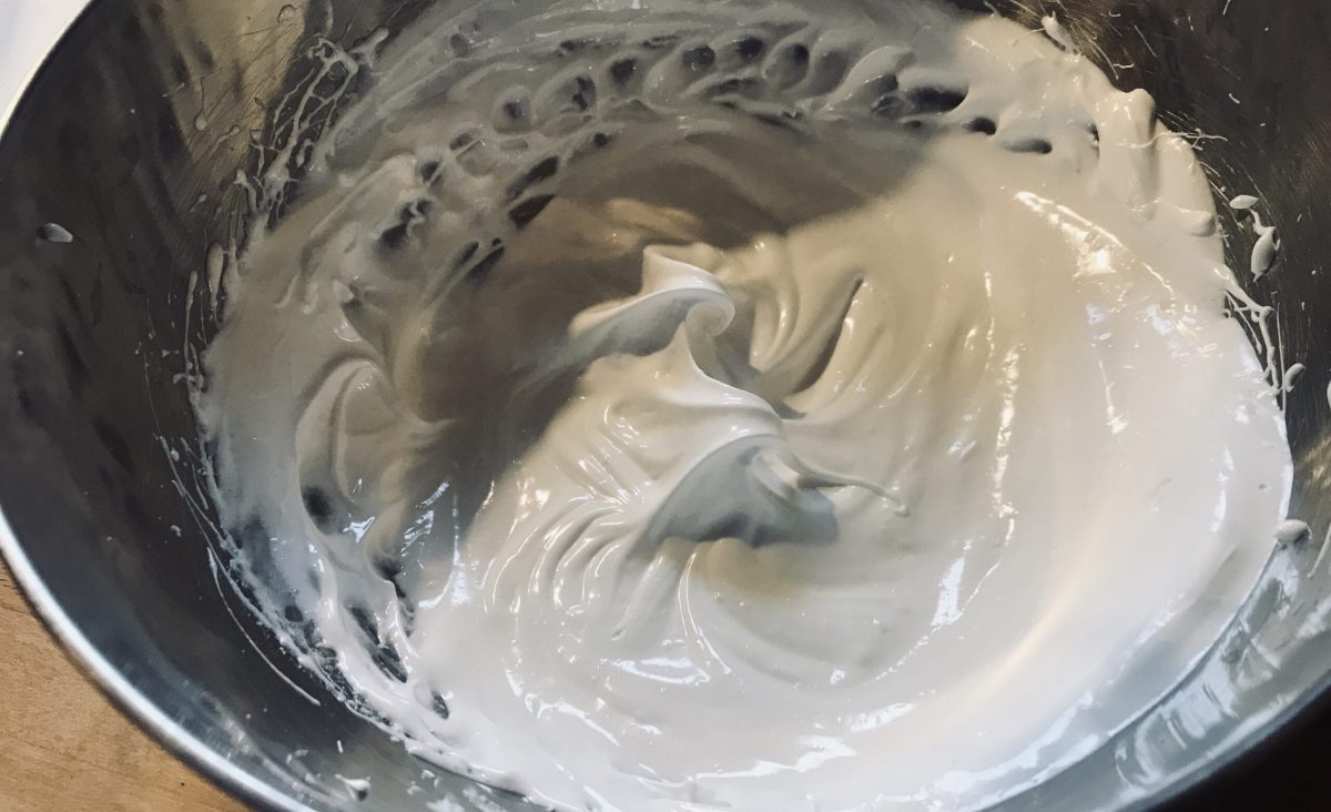 Dôme chocolat blanc, sorbet framboise, meringue et biscuit chocolat : La photo est une représentation de l'étape 1