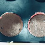 Dôme chocolat blanc, sorbet framboise, meringue et biscuit chocolat : La photo est une représentation de l'étape 11