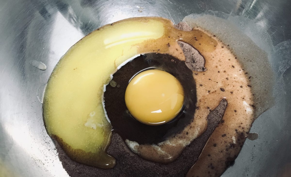 Dôme chocolat blanc, sorbet framboise, meringue et biscuit chocolat : La photo est une représentation de l'étape 4