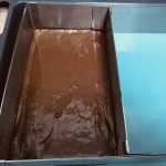 Dôme chocolat blanc, sorbet framboise, meringue et biscuit chocolat : La photo est une représentation de l'étape 5