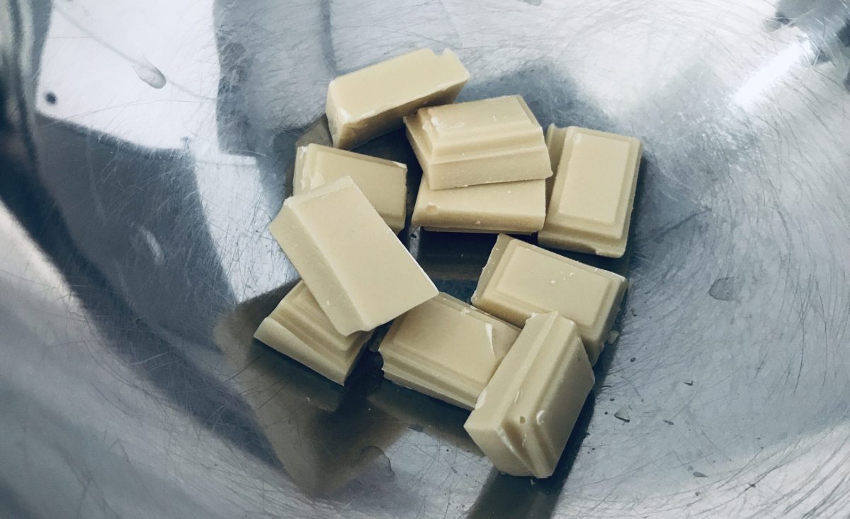 Dôme chocolat blanc, sorbet framboise, meringue et biscuit chocolat : La photo est une représentation de l'étape 7