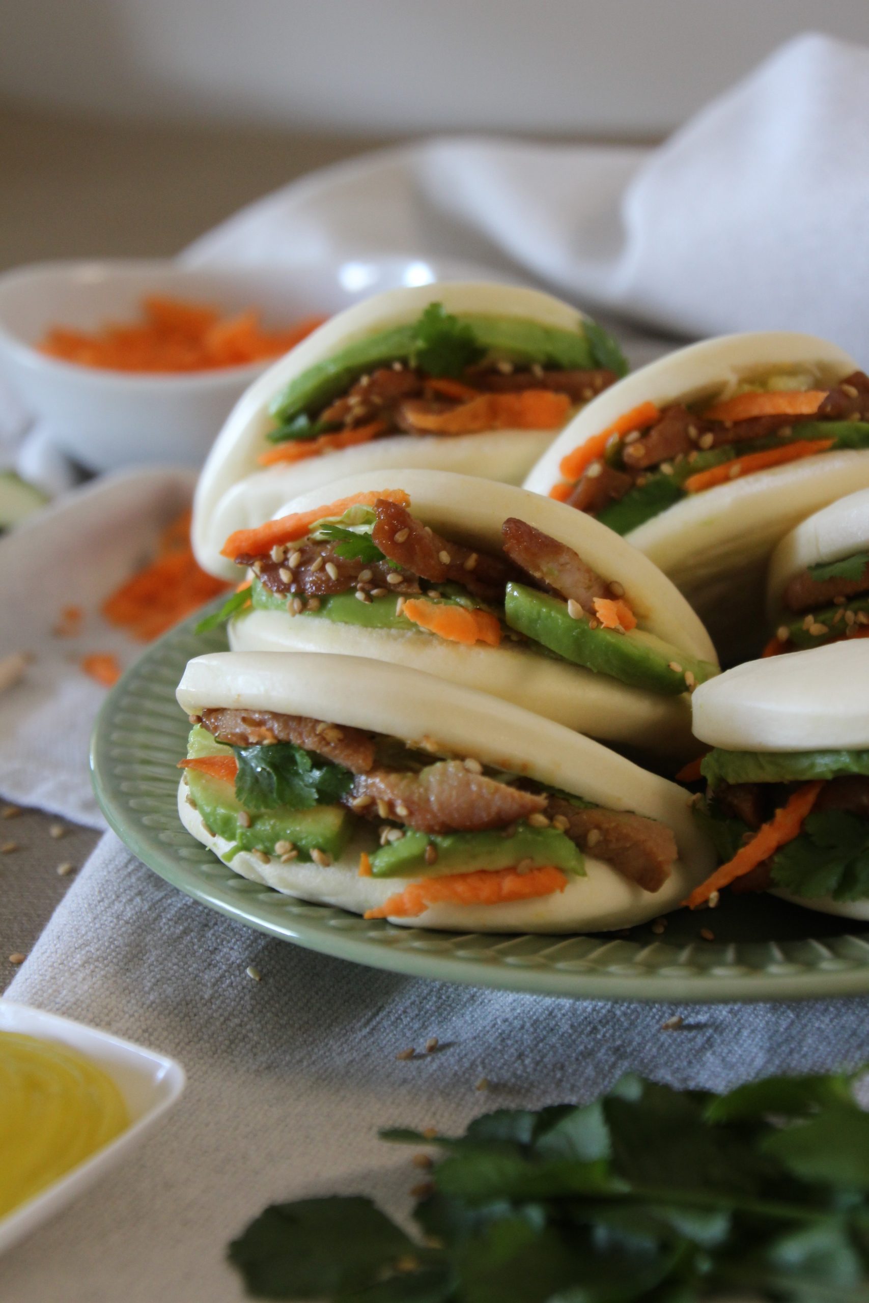 Bao buns with marinated pork, avocado and wasabi mayonnaise : La photo est une représentation de l'étape 9