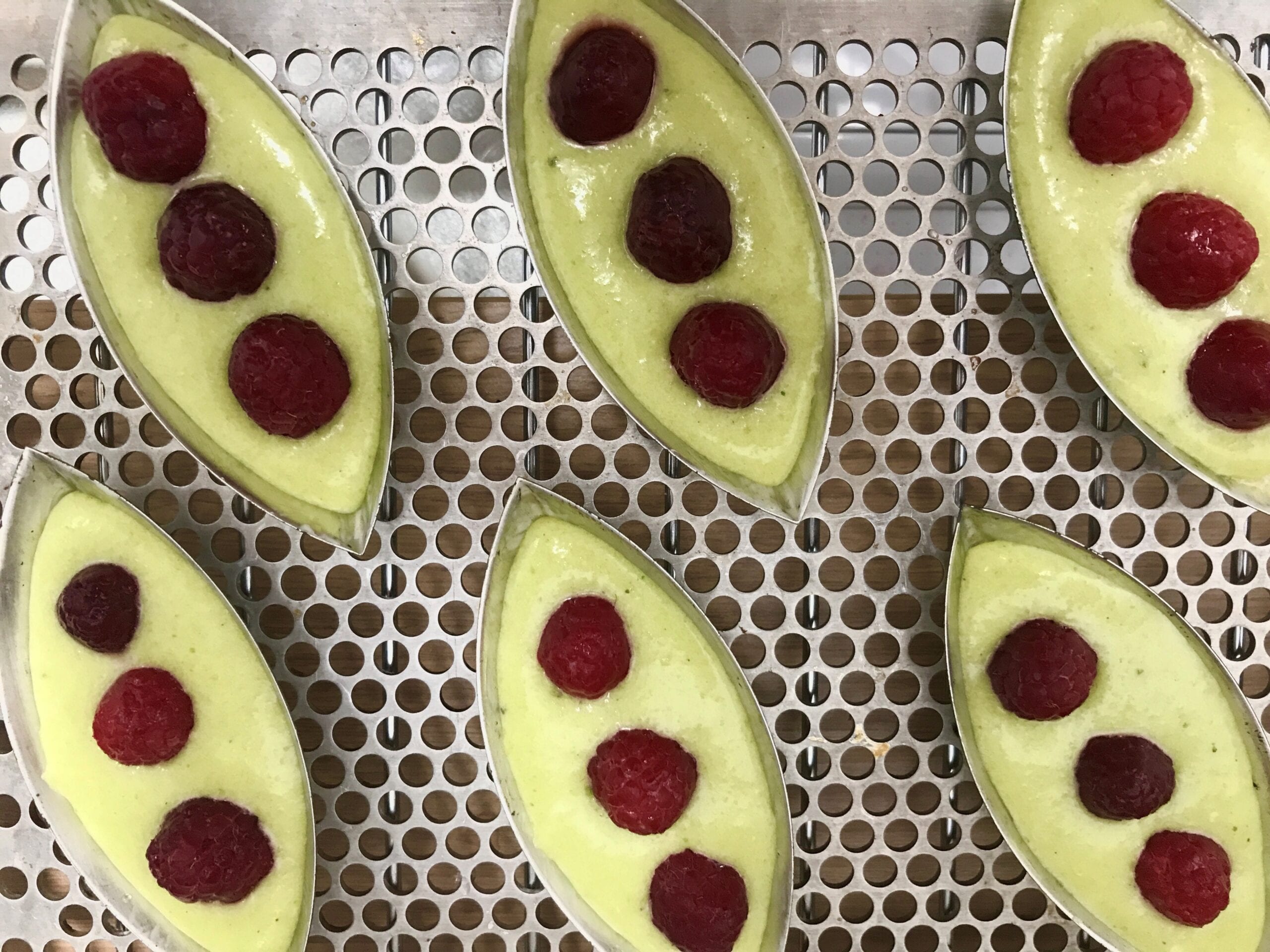 Pistachio and Raspberry Financiers : La photo est une représentation de l'étape 4