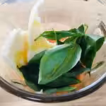 Gaspacho de tomates, poivrons et basilic : La photo est une représentation de l'étape 2