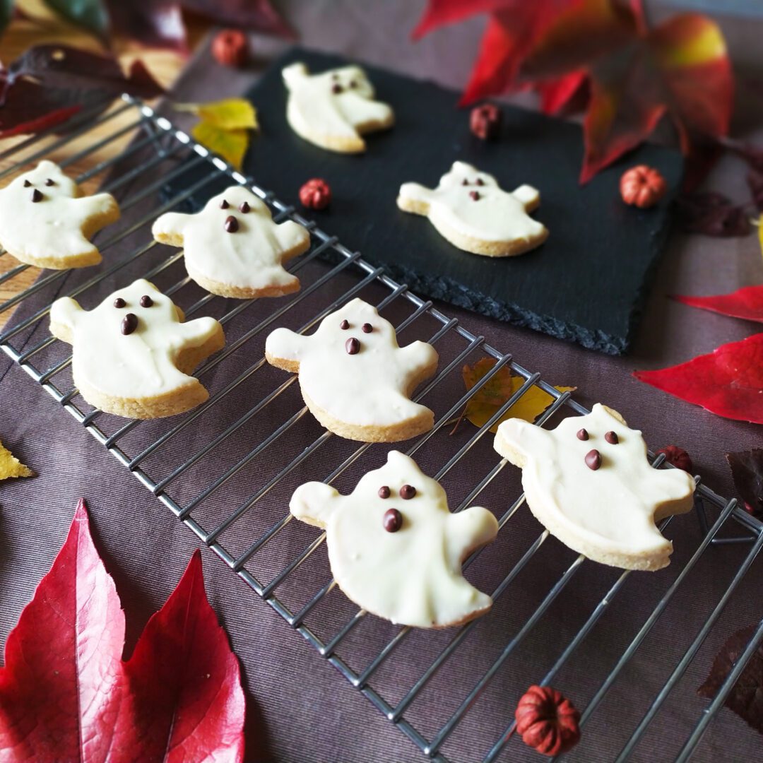 The photo represents the recipe: Halloween shortbread ghost cookies