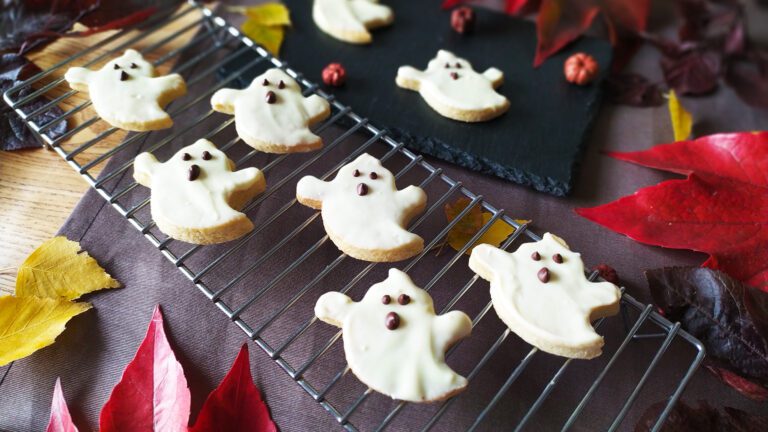 La photo représente la recette : Biscuits sablés d'halloween en forme de fantômes