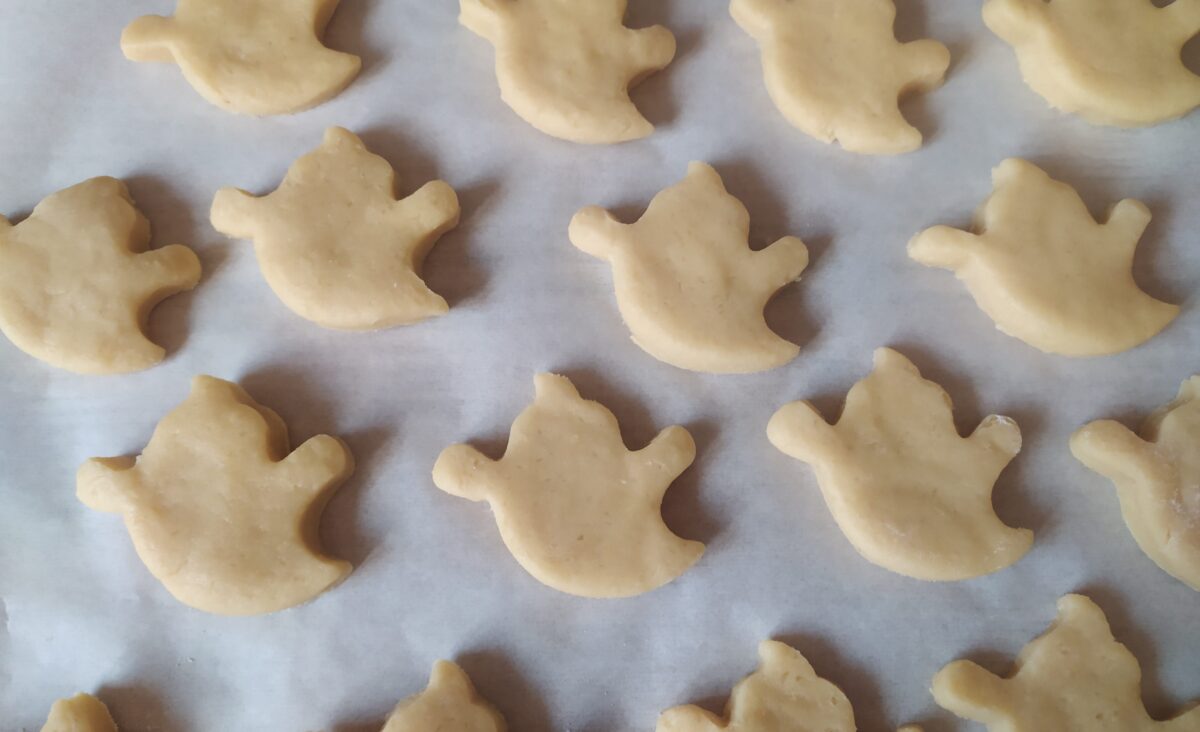 Biscuits sablés d'halloween en forme de fantômes : La photo est une représentation de l'étape 6