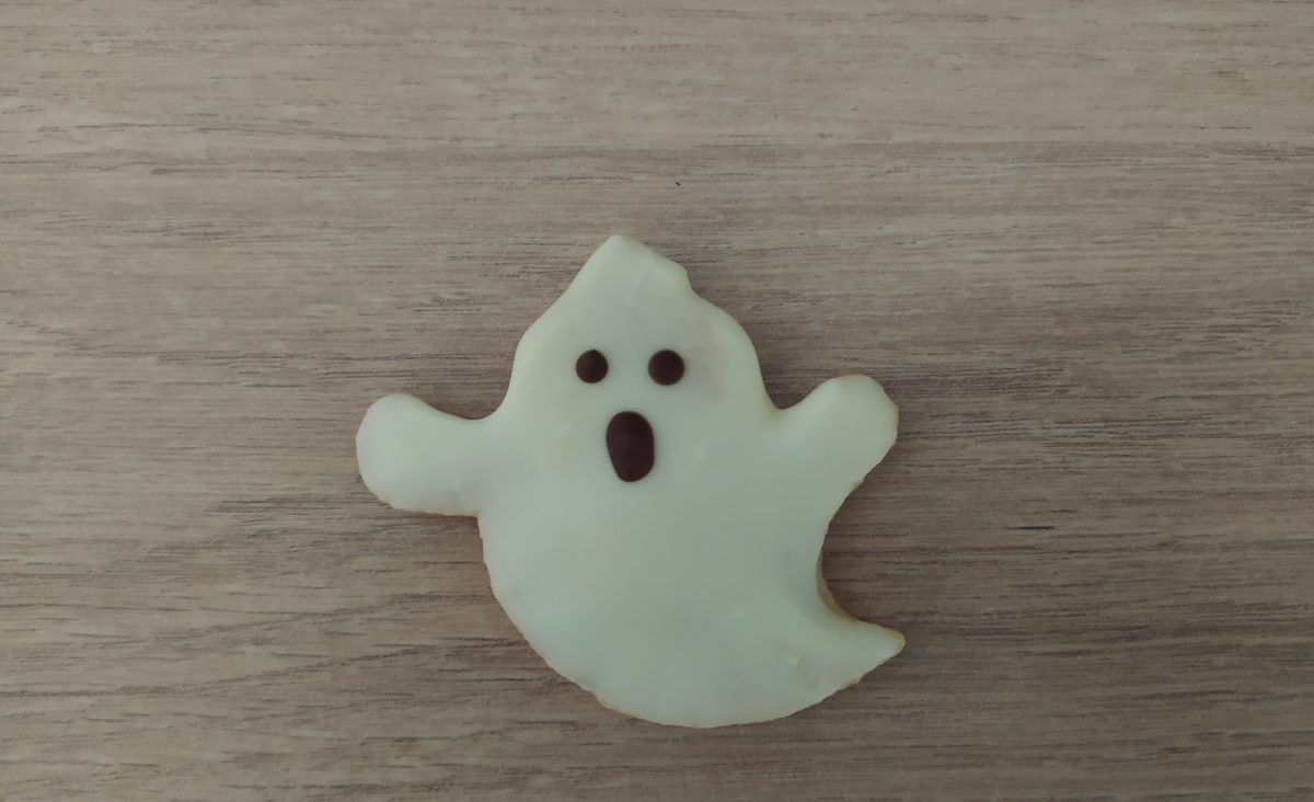 Biscuits sablés d'halloween en forme de fantômes : La photo est une représentation de l'étape 9