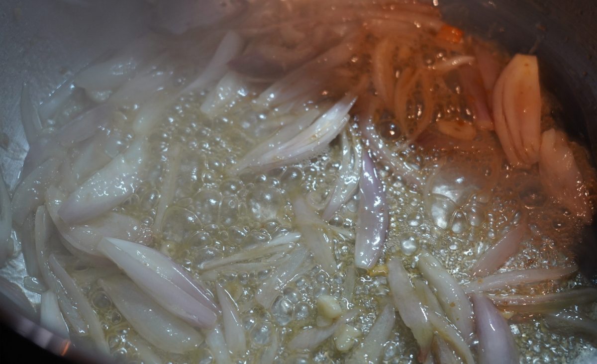 Velouté de courge au curry et échalotes caramélisées au sirop d'érable : La photo est une représentation de l'étape 2