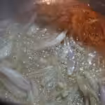 Creamy squash soup with curry and caramelized shallots in maple syrup : La photo est une représentation de l'étape 2