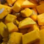 Creamy squash soup with curry and caramelized shallots in maple syrup : La photo est une représentation de l'étape 3