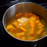Creamy squash soup with curry and caramelized shallots in maple syrup : La photo est une représentation de l'étape 4