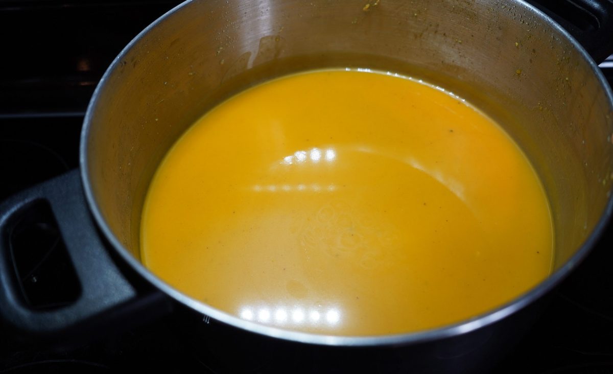 Velouté de courge au curry et échalotes caramélisées au sirop d'érable : La photo est une représentation de l'étape 5