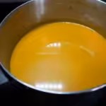 Creamy squash soup with curry and caramelized shallots in maple syrup : La photo est une représentation de l'étape 5