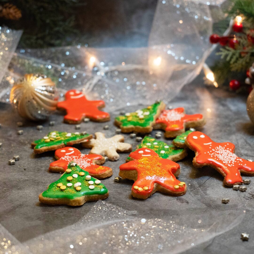 La photo représente la recette : Biscuits de Noël à la cannelle et glaçage vanille