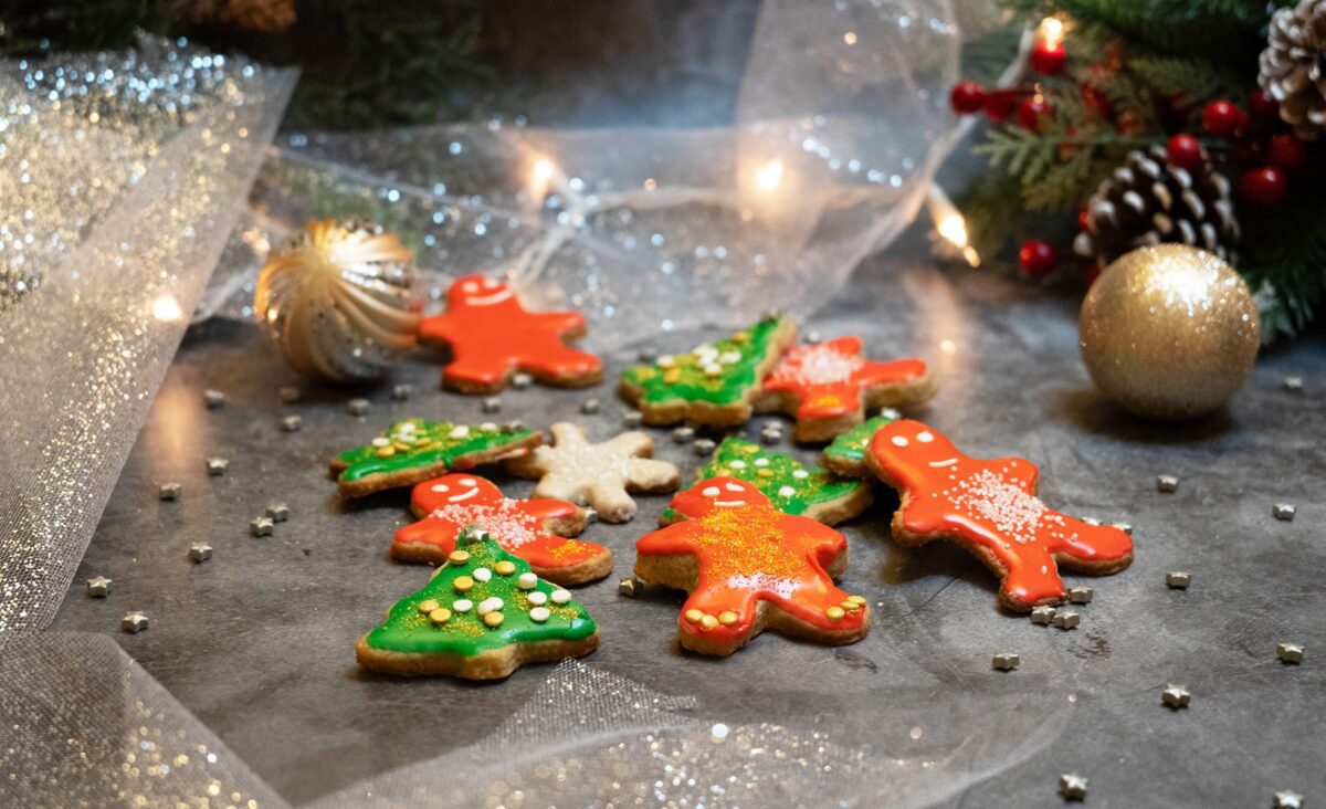 La photo représente la recette : Biscuits de Noël à la cannelle et glaçage vanille