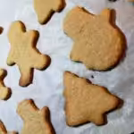 Biscuits de Noël à la cannelle et glaçage vanille : La photo est une représentation de l'étape 4