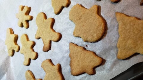 Biscuits de Noël à la cannelle et glaçage vanille : La photo est une représentation de l'étape 4