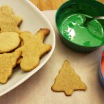 Biscuits de Noël à la cannelle et glaçage vanille : La photo est une représentation de l'étape 6