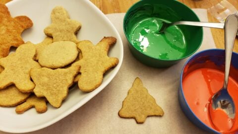 Biscuits de Noël à la cannelle et glaçage vanille : La photo est une représentation de l'étape 6