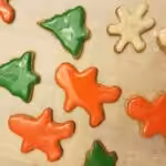 Biscuits de Noël à la cannelle et glaçage vanille : La photo est une représentation de l'étape 7