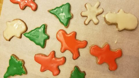 Biscuits de Noël à la cannelle et glaçage vanille : La photo est une représentation de l'étape 7