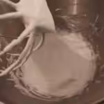 Pavlova aux agrumes et fruits exotiques : La photo est une représentation de l'étape 6