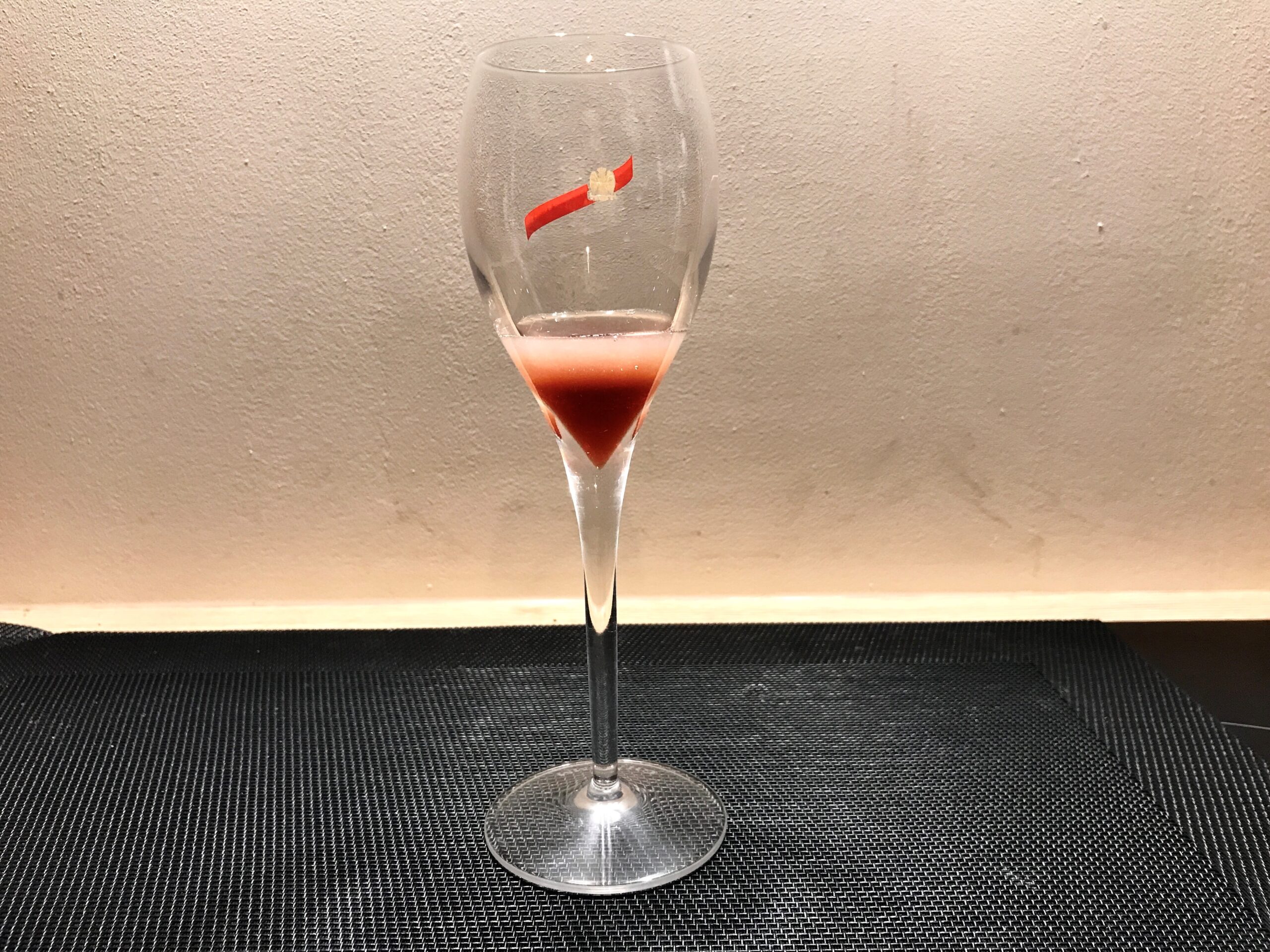 Valentine's Cocktail with Clairette de Die and Raspberry : La photo est une représentation de l'étape 1