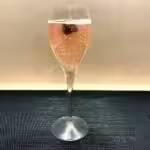 Cocktail de Saint-Valentin à la Clairette de Die et Framboise : La photo est une représentation de l'étape 3