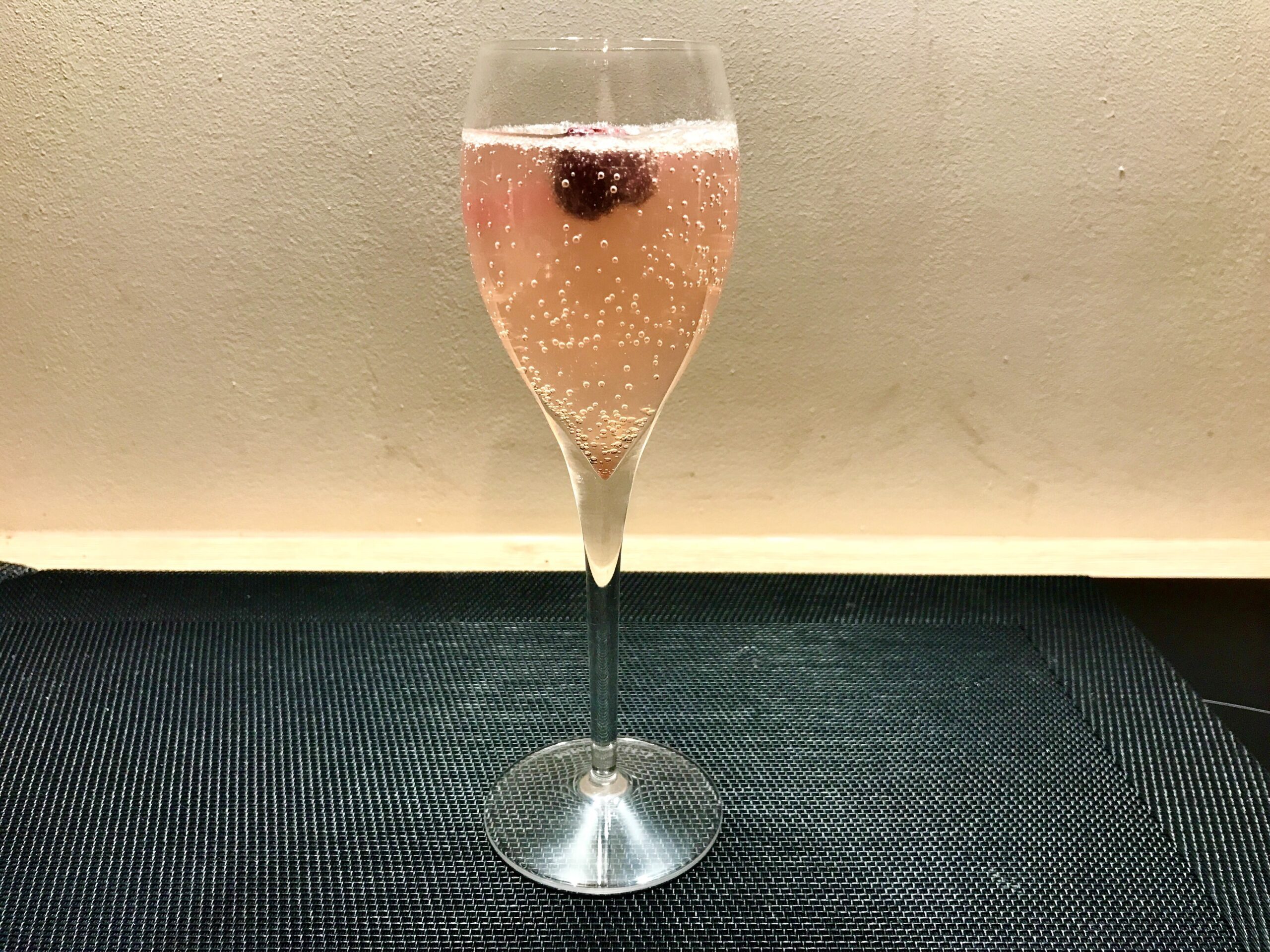 Valentine's Cocktail with Clairette de Die and Raspberry : La photo est une représentation de l'étape 3