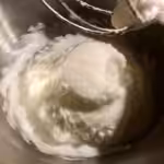 Mousse glacée au chocolat et éclats de meringues : La photo est une représentation de l'étape 7