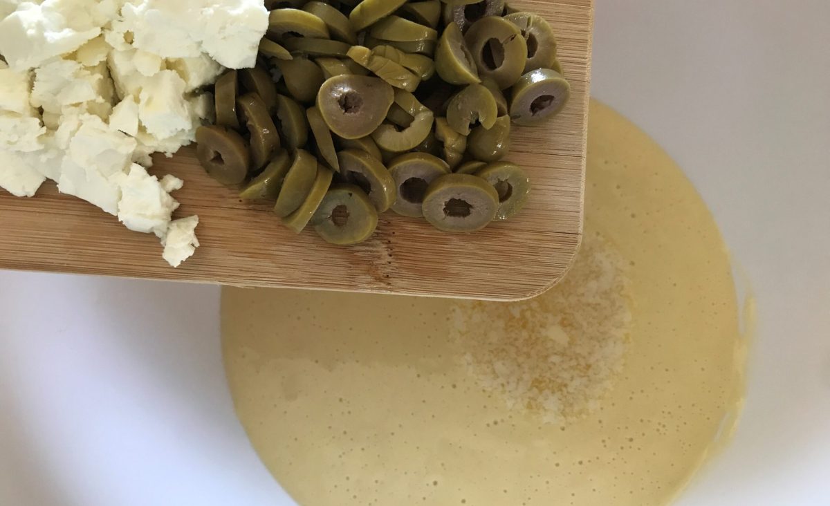 Cake feta et olives : La photo est une représentation de l'étape 3