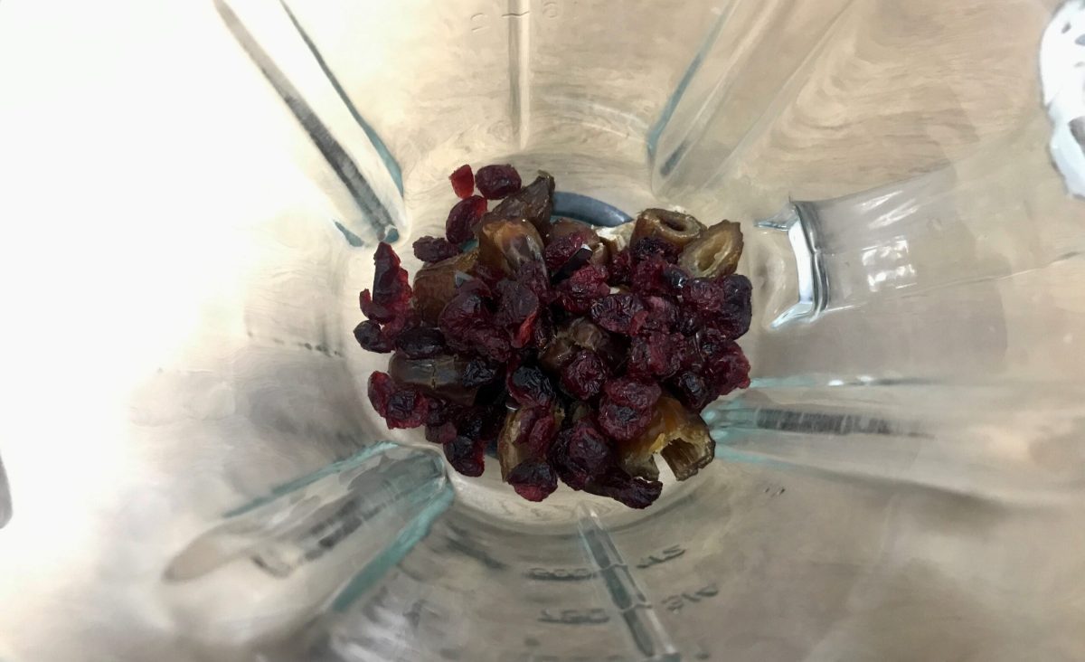 Energy balls aux dattes et canneberges (cranberries) : La photo est une représentation de l'étape 2