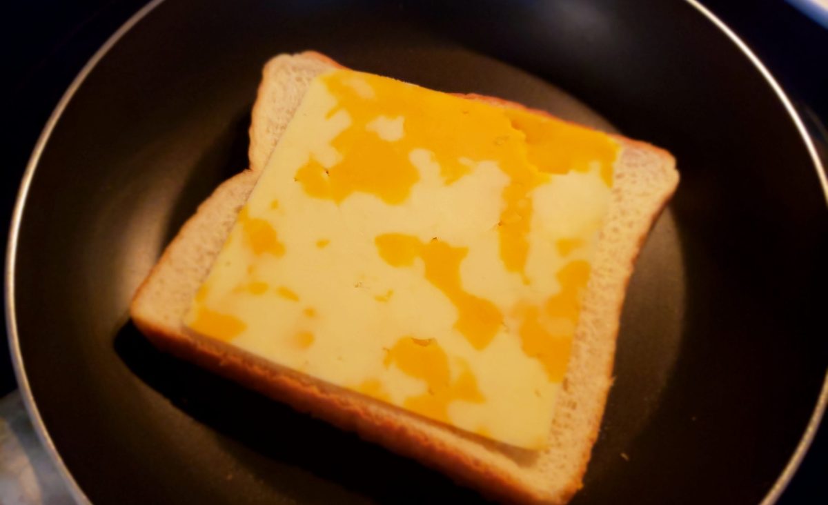 Grilled cheese aux oeufs et cheddar marbré : La photo est une représentation de l'étape 2