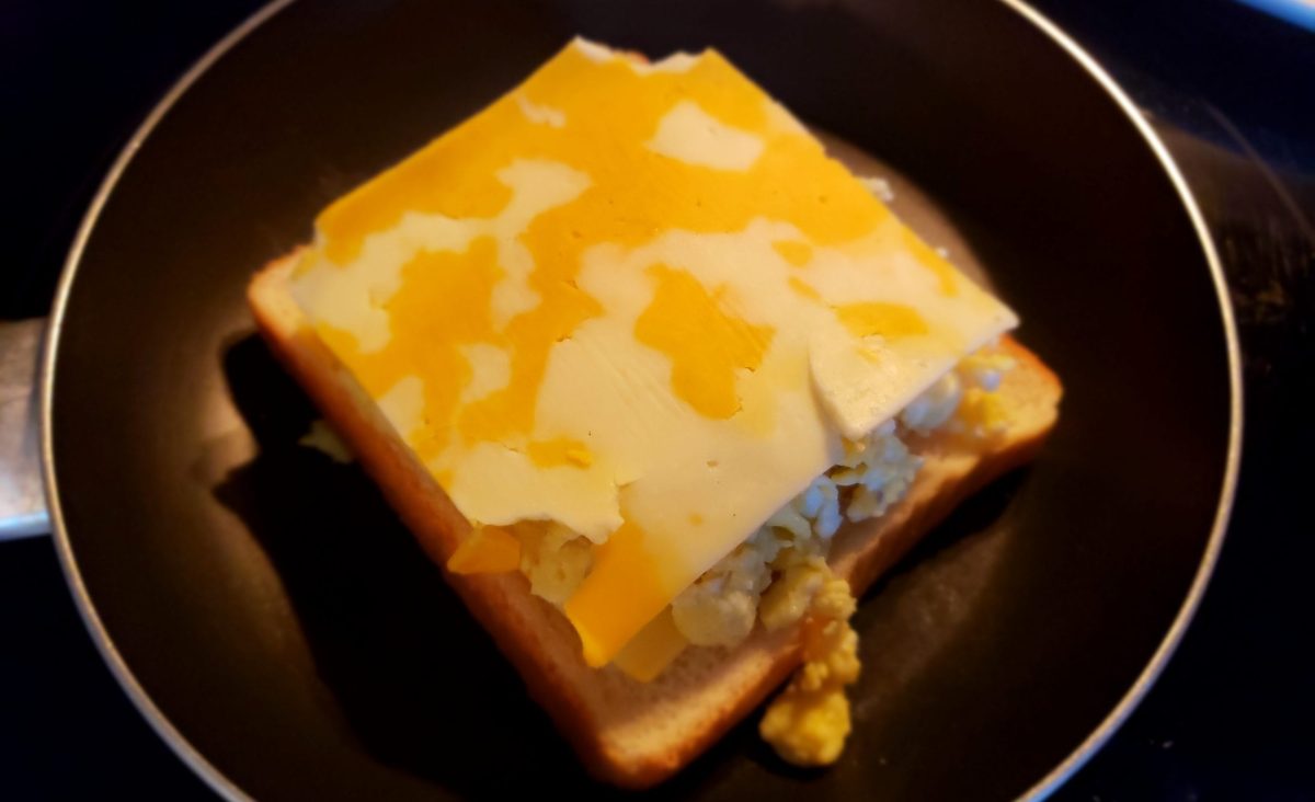Grilled cheese aux oeufs et cheddar marbré : La photo est une représentation de l'étape 4