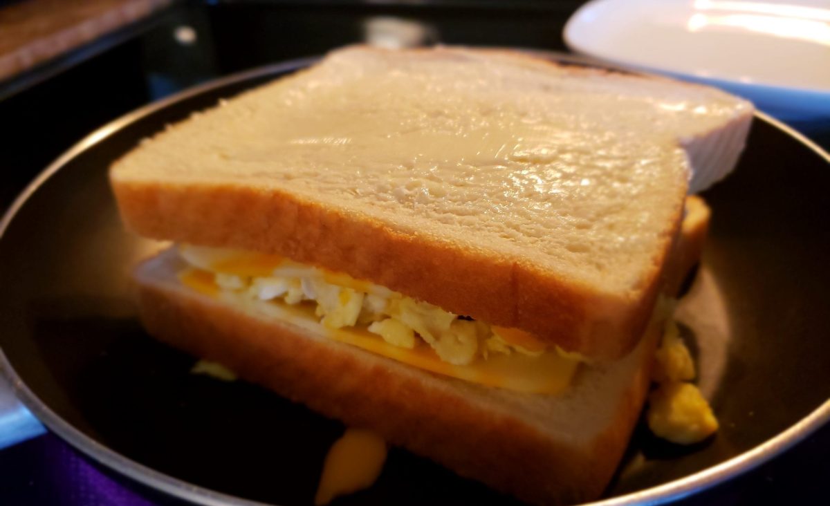 Grilled cheese aux oeufs et cheddar marbré : La photo est une représentation de l'étape 5