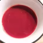 Panna Cotta d'Halloween à la vanille et coulis de framboise : La photo est une représentation de l'étape 5