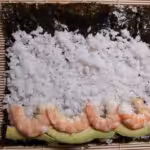 Avocado and shrimp maki sushi : La photo est une représentation de l'étape 6