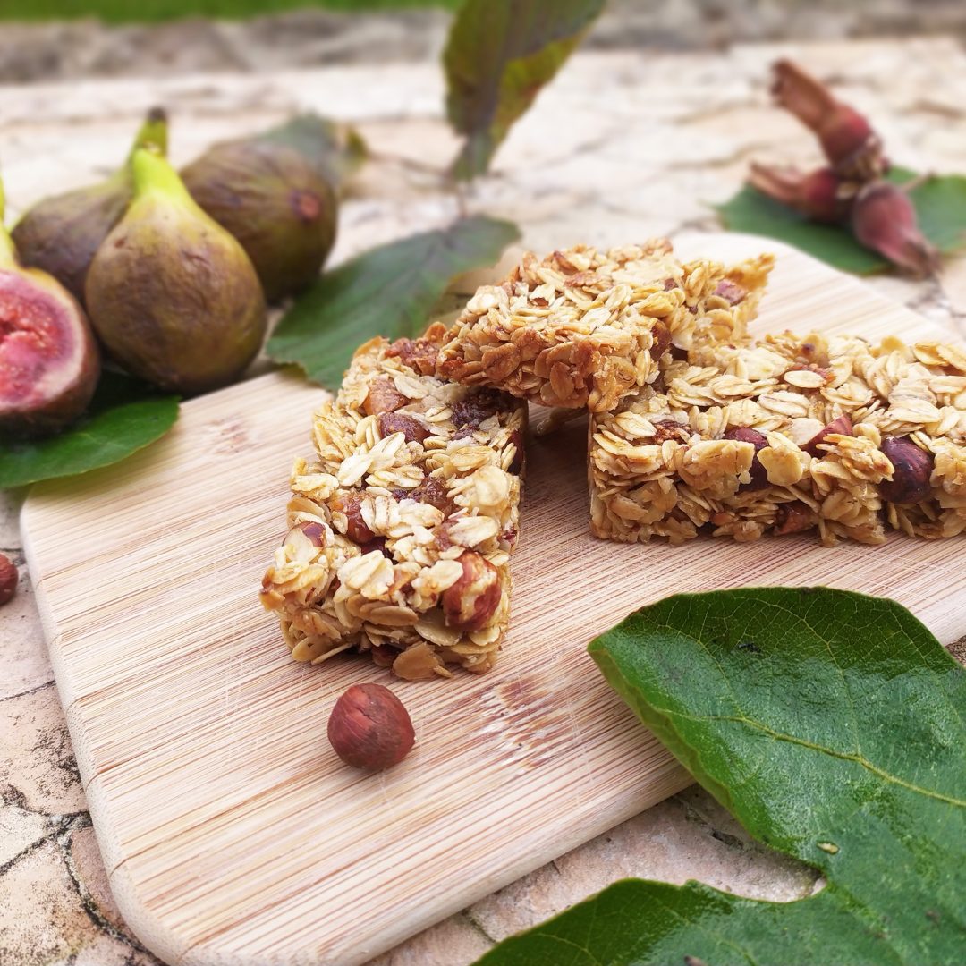The photo represents the recipe: Fig and hazelnut cereal bars