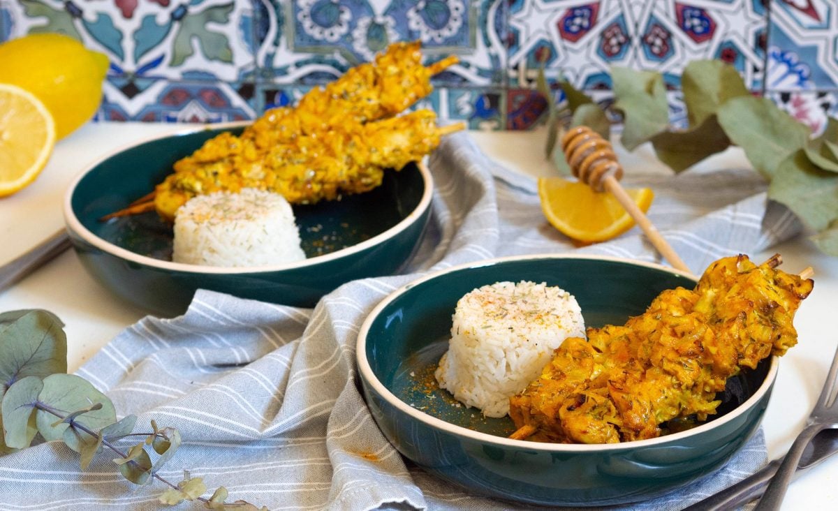 La photo représente la recette : Brochettes de poulet mariné au citron, miel et épices