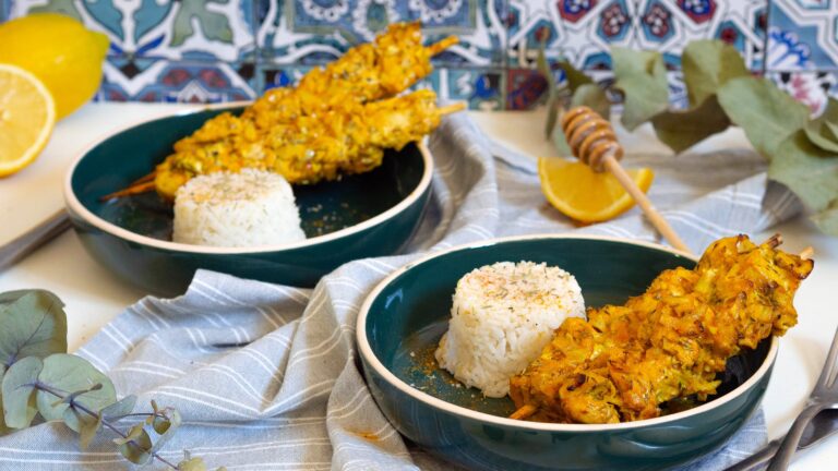 La photo représente la recette : Brochettes de poulet mariné au citron, miel et épices